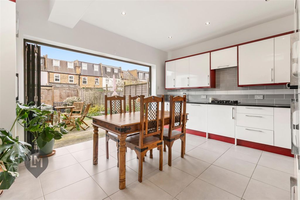 Property photo 3 of 7 Kitchen/Dining Room
