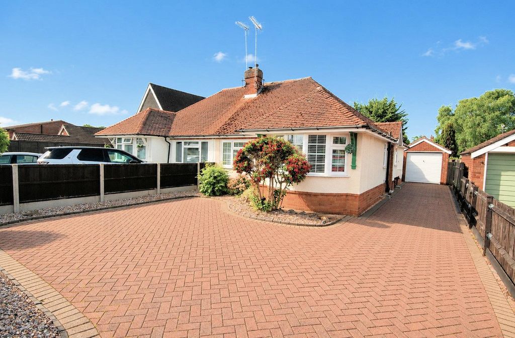Property photo 1 of 18 35 Laburnumgrove-H1.Jpg