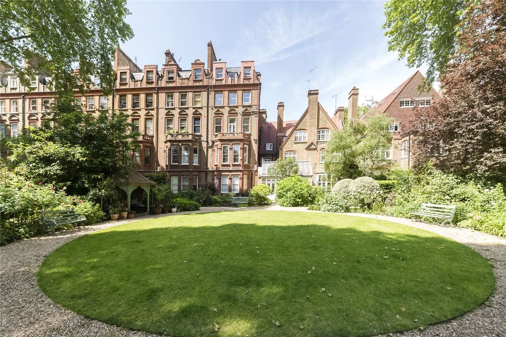 Property photo 3 of 19 Garden Square