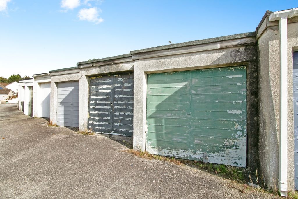 Property photo 3 of 13 Garage