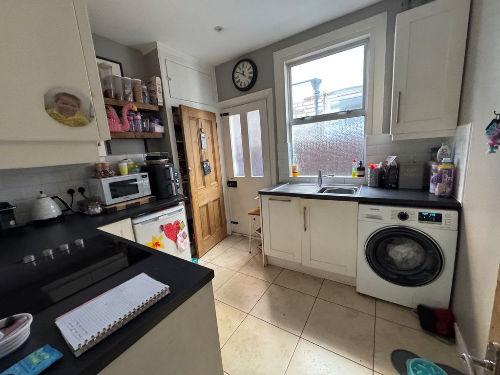 Property photo 3 of 8 17 Caxton Gardens - Kitchen