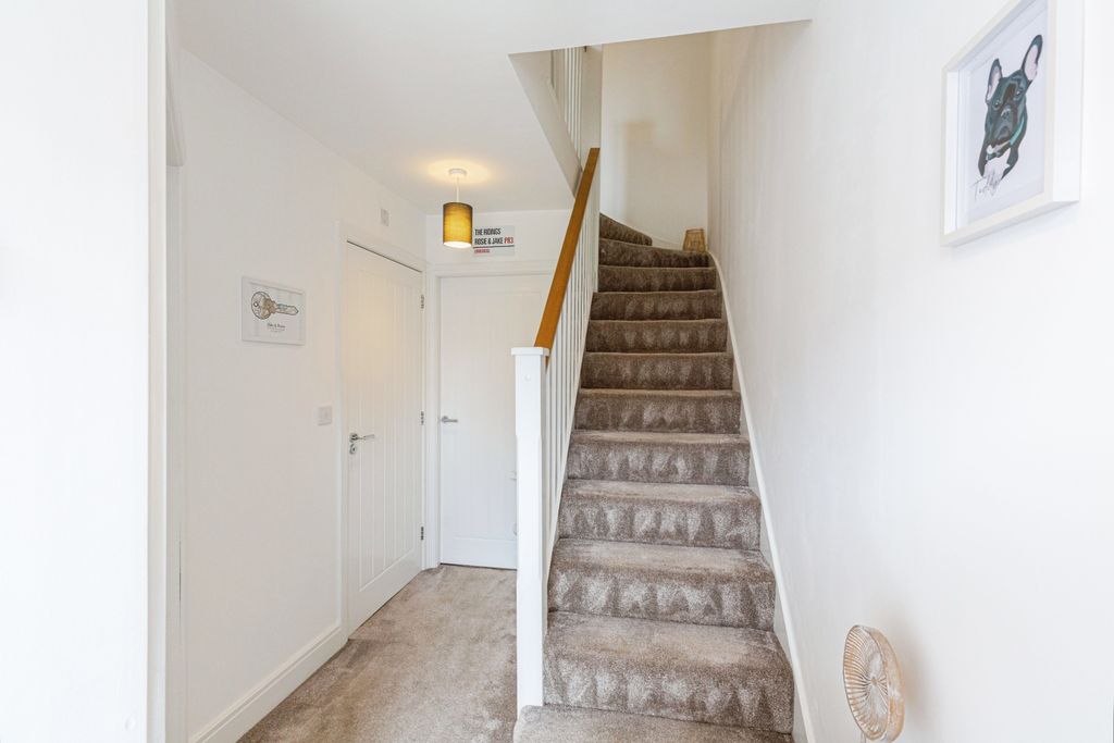 Property photo 2 of 18 Entrance Hallway