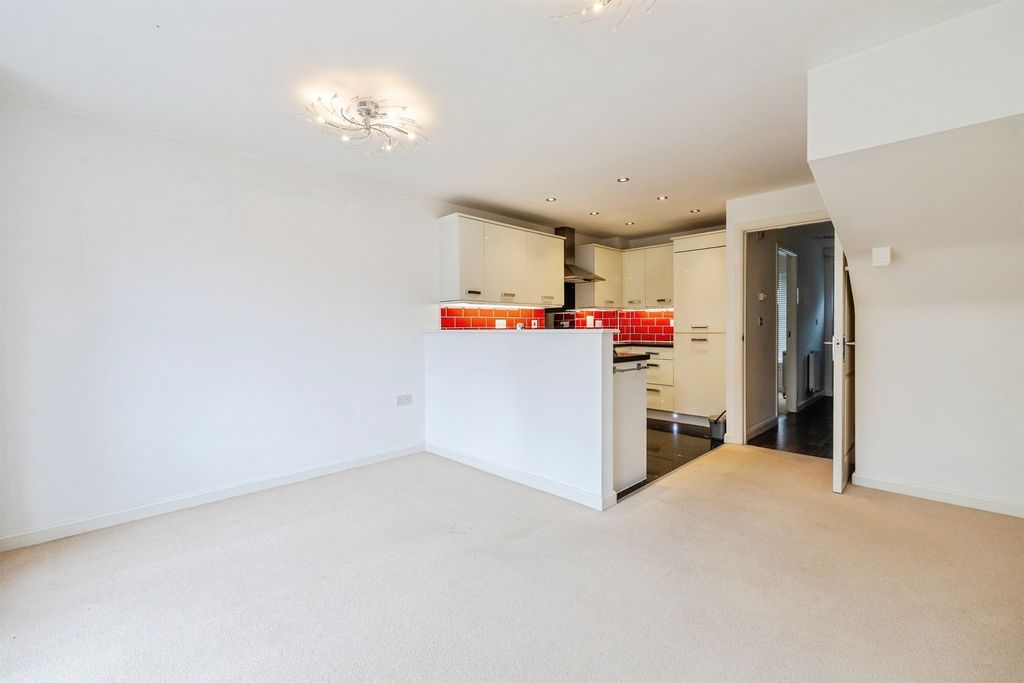 Property photo 2 of 19 Kitchen/Lounge