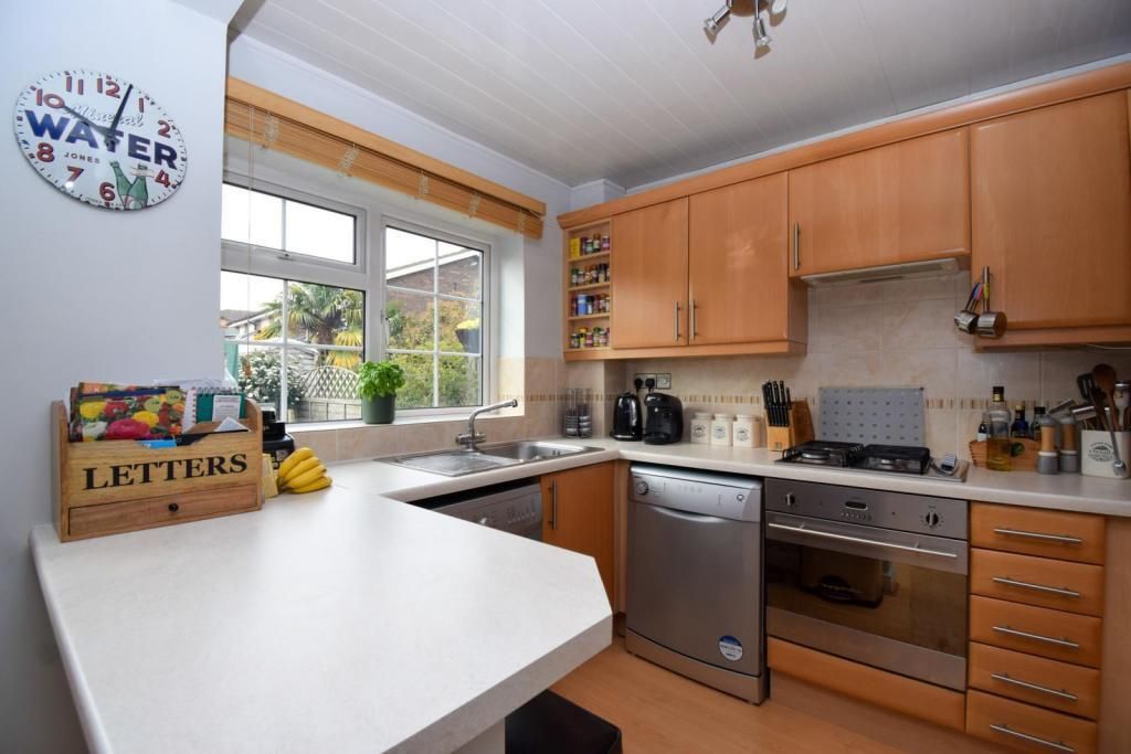 Property photo 2 of 12 Modern Kitchen