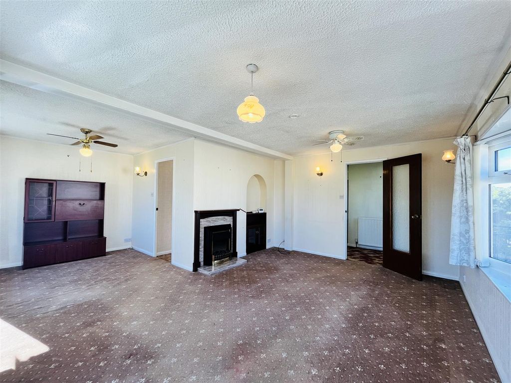 Property photo 3 of 11 Lounge.Jpg