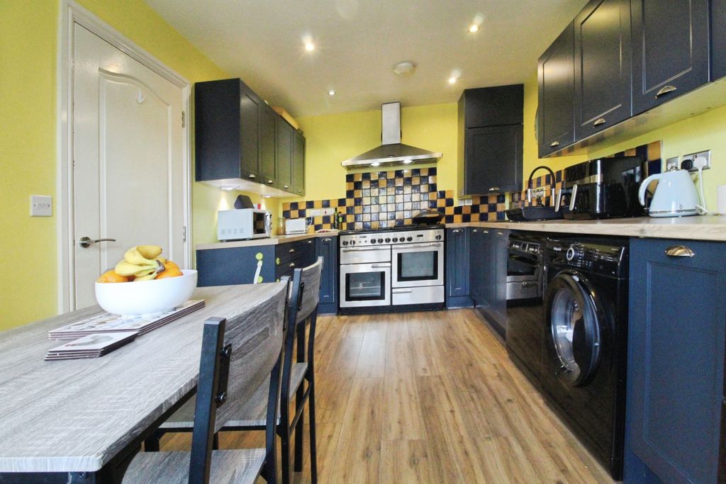 Property photo 3 of 18 Kitchen