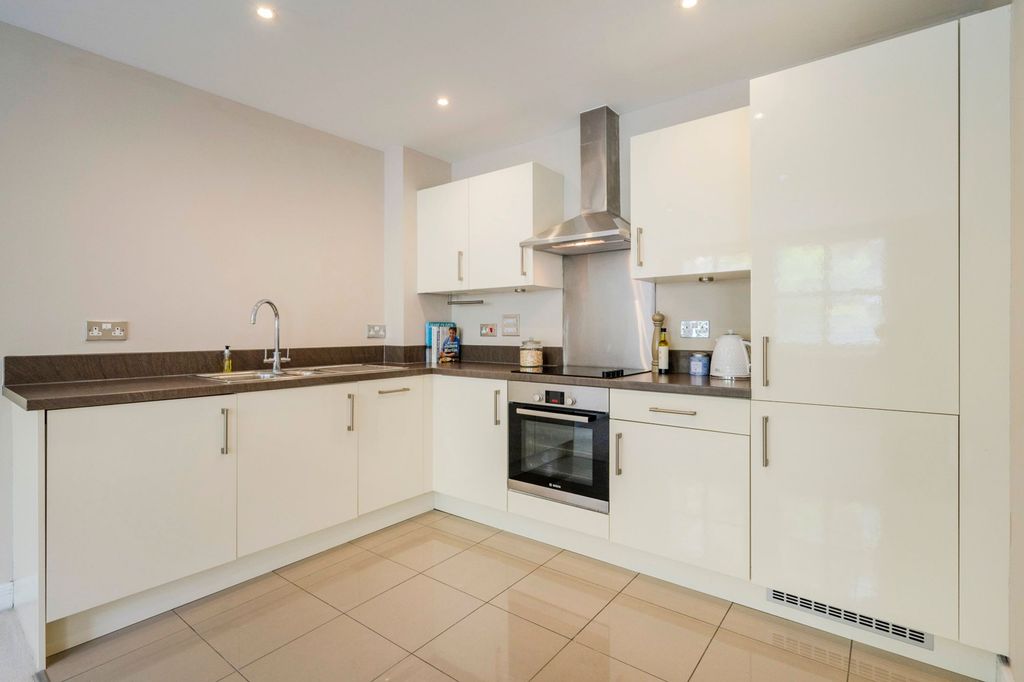 Property photo 3 of 8 Fitted Kitchen