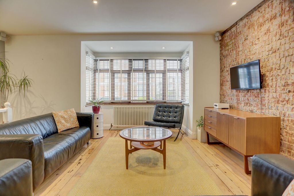 Property photo 3 of 25