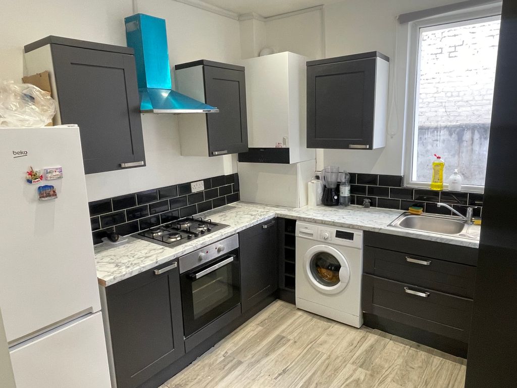 Property photo 2 of 10 Kitchen