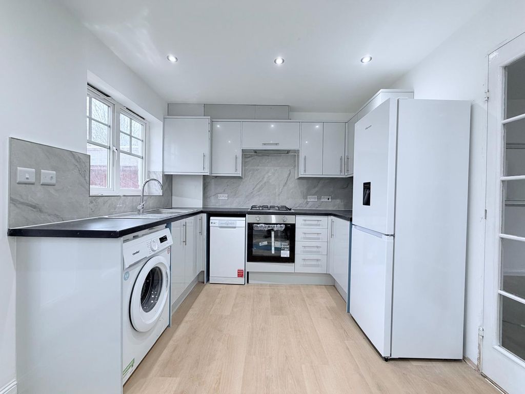 Property photo 2 of 5 Kitchen