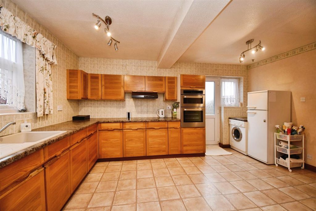 Property photo 3 of 17 A49d83Df-U 20 2820 29.Jpg