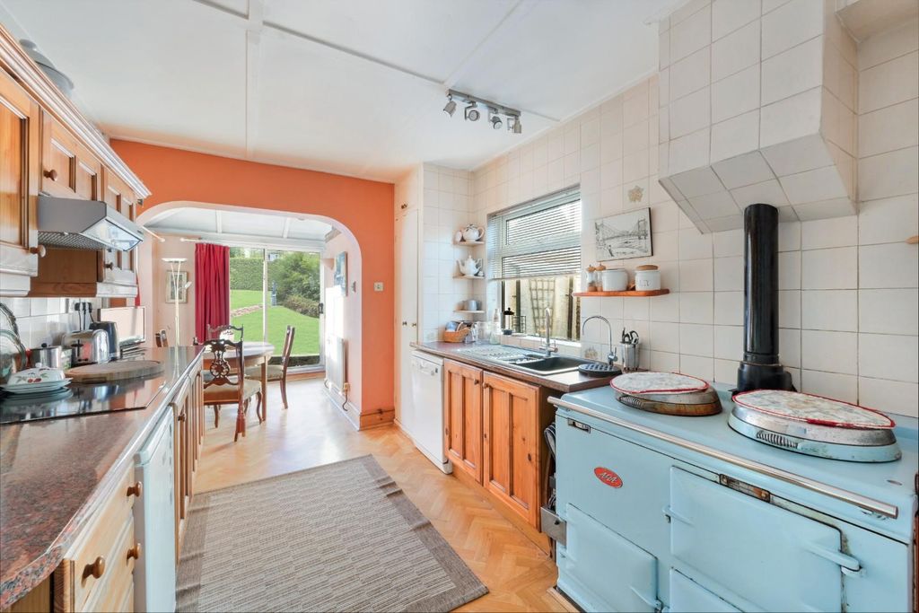 Property photo 3 of 20 Kingswood Road