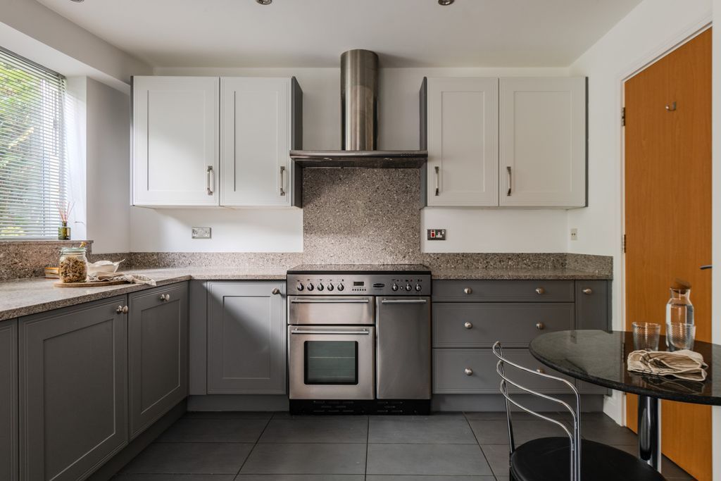 Property photo 3 of 18 Kitchen