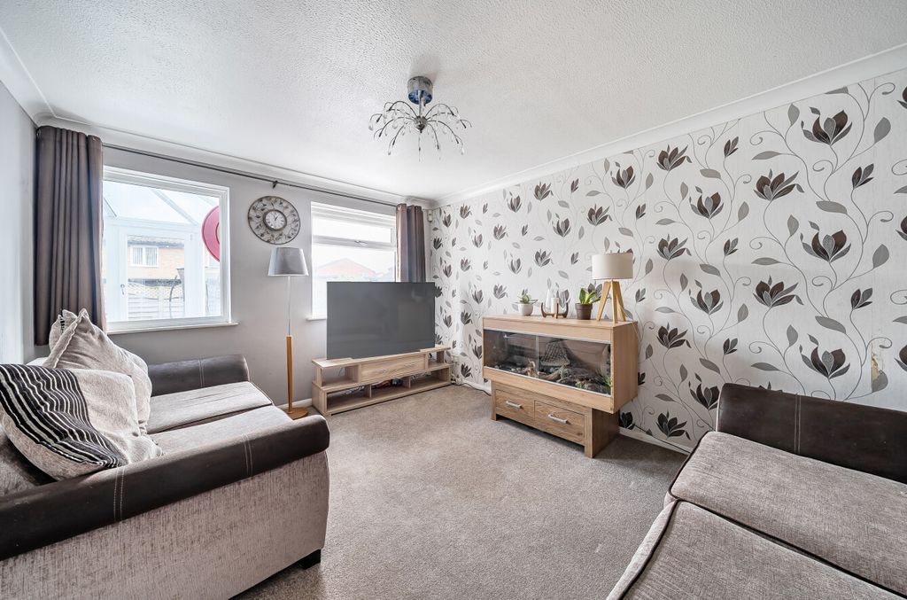 Property photo 2 of 15 1399658-12-696F82...