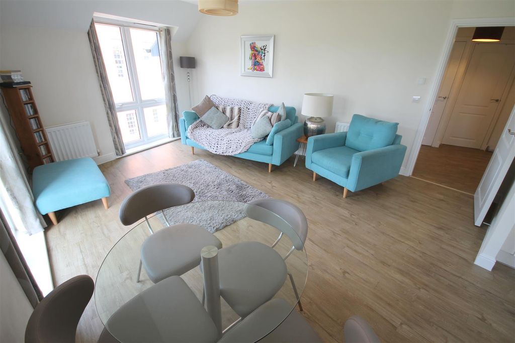 Property photo 3 of 17 Mr Living Area H.Jpg