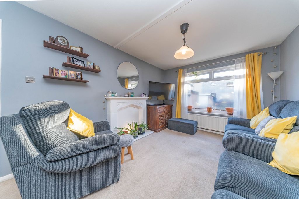 Property photo 3 of 23 Lounge