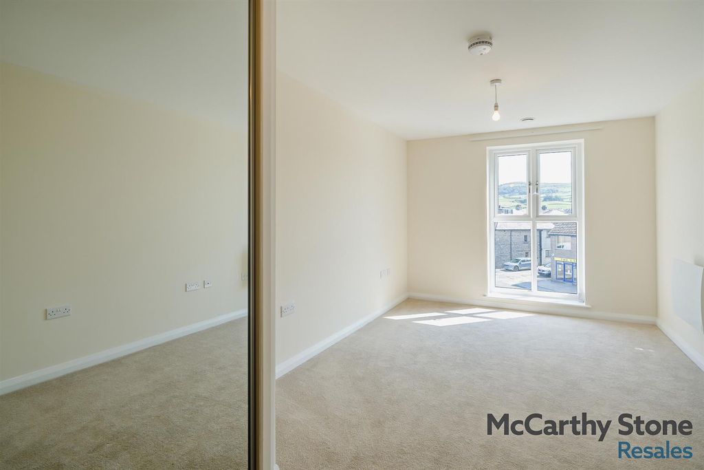 Property photo 3 of 26 8652359-Interior19-800.Jpg