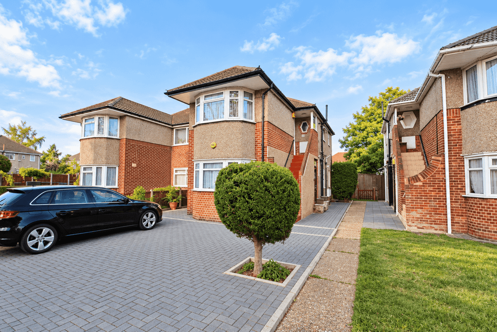 Property photo 1 of 8 Fernwood Avenue, Wembley, Middlesex Ha0