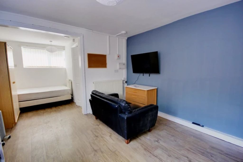 Property photo 2 of 7 A Bright And Inviting Double Bedroom Featuring Mod...