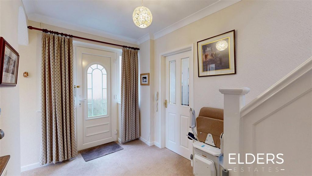 Property photo 3 of 18 Entrance Hall