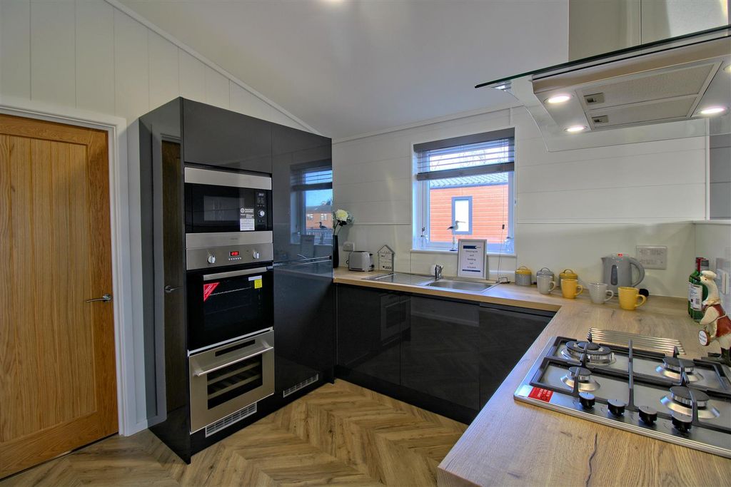 Property photo 3 of 29 Kitchen