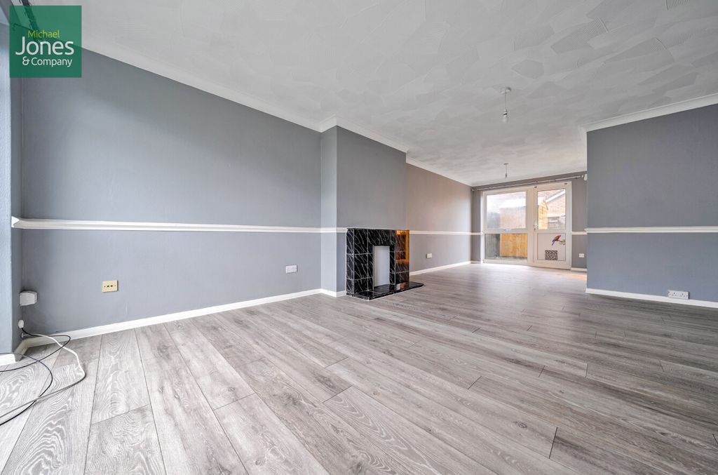 Property photo 3 of 10 Lounge