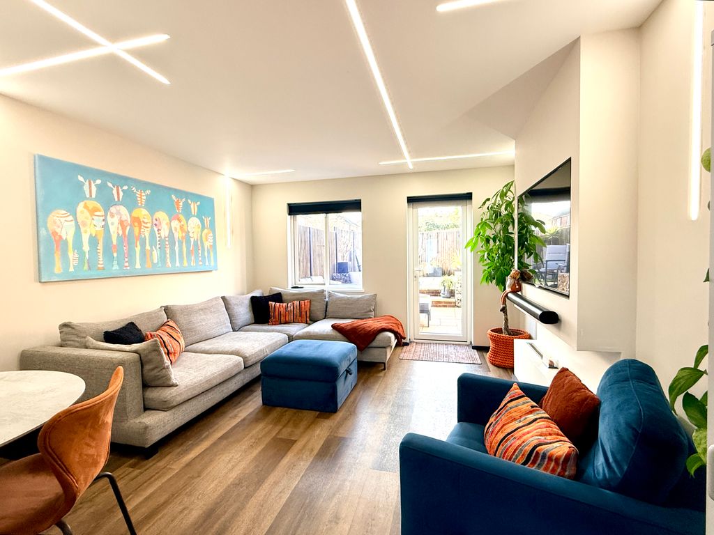 Property photo 2 of 17 Lounge