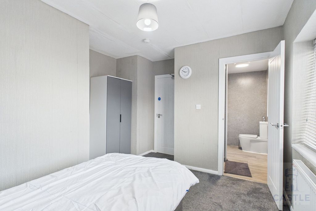 Property photo 2 of 12 Bedroom 1