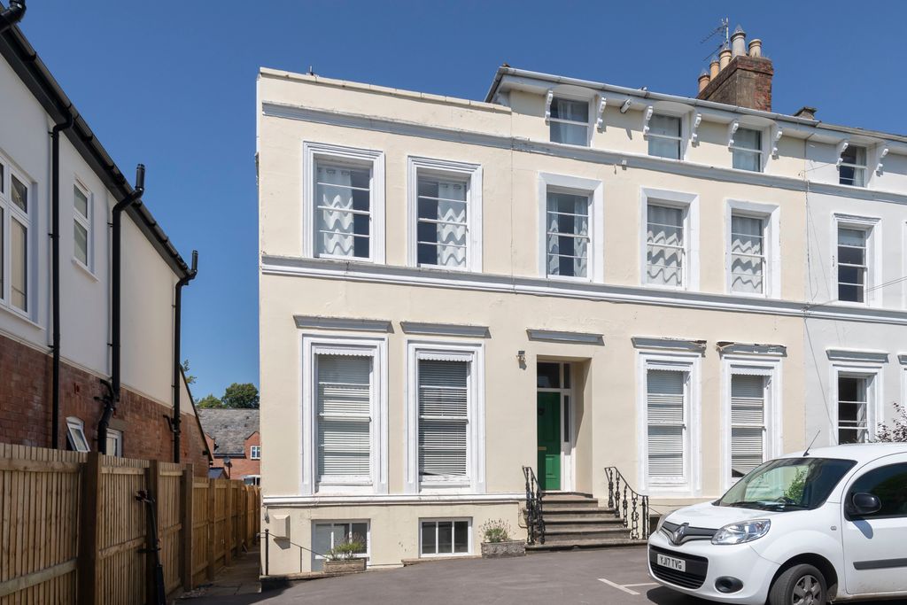 Property photo 1 of 9 Garden Flat, 25 Old Bath Rd-01