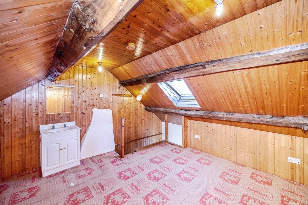 Property photo 3 of 26 8Shhudds-150926-18