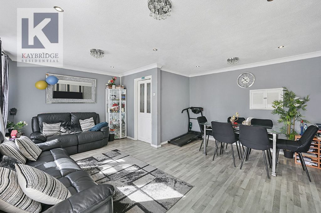 Property photo 2 of 15 Ormonde Avenue Kt19 9Ep