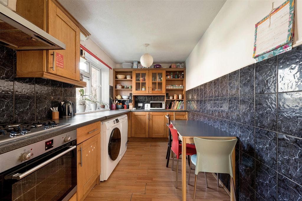 Property photo 3 of 25 Blackhorse Road, E17