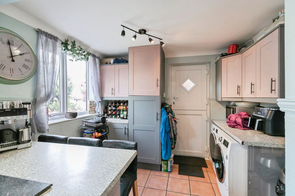 Property photo 3 of 18 Kitchen
