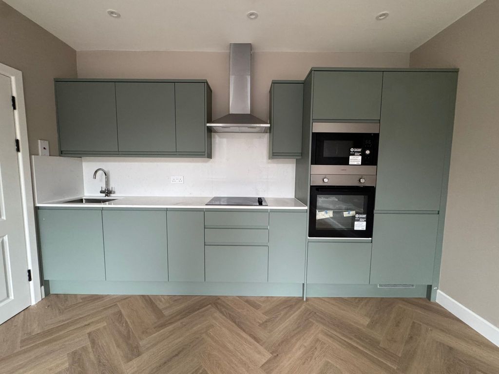 Property photo 1 of 7 3 Bed Flat To Rent High Road, London N12