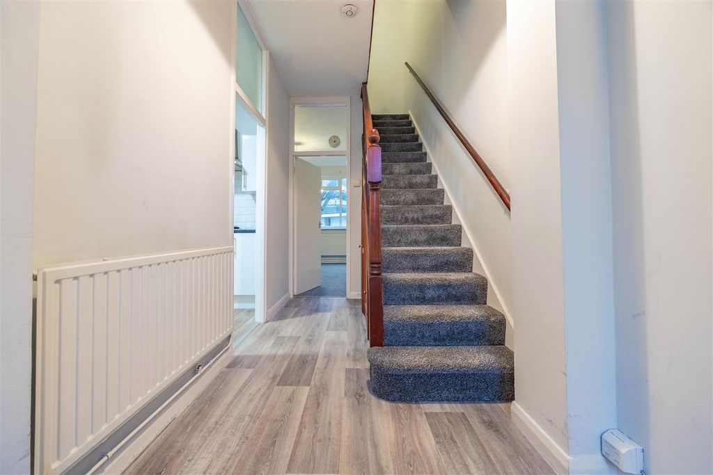 Property photo 2 of 15 Hallway