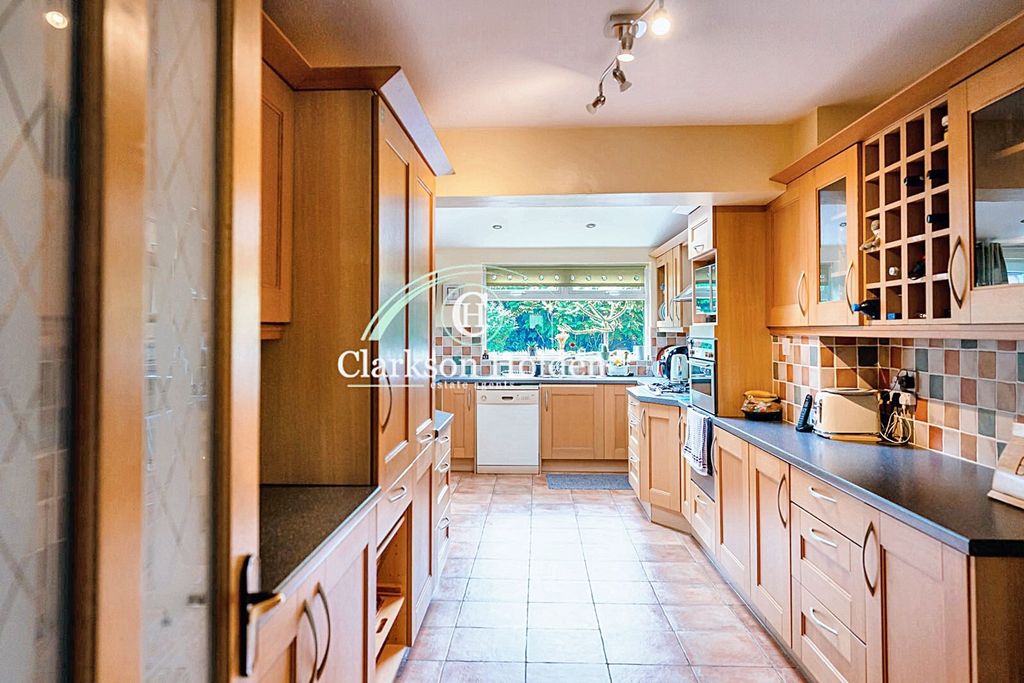 Property photo 3 of 28