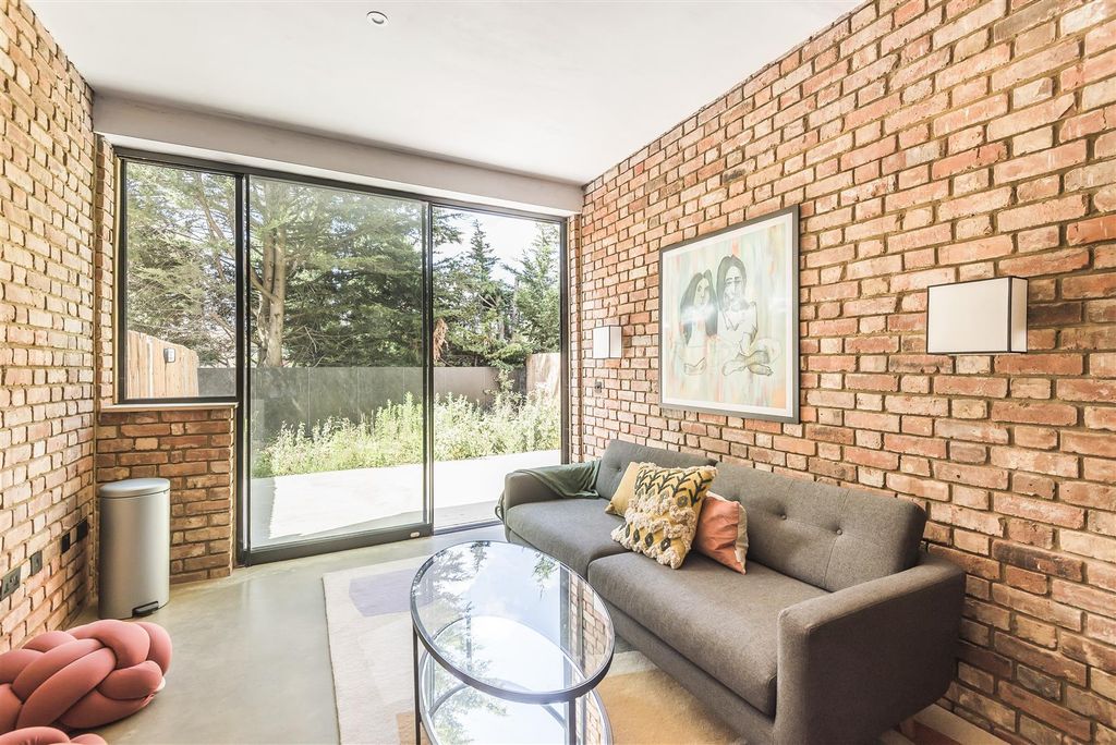Property photo 3 of 9 15389961 (10).Jpg