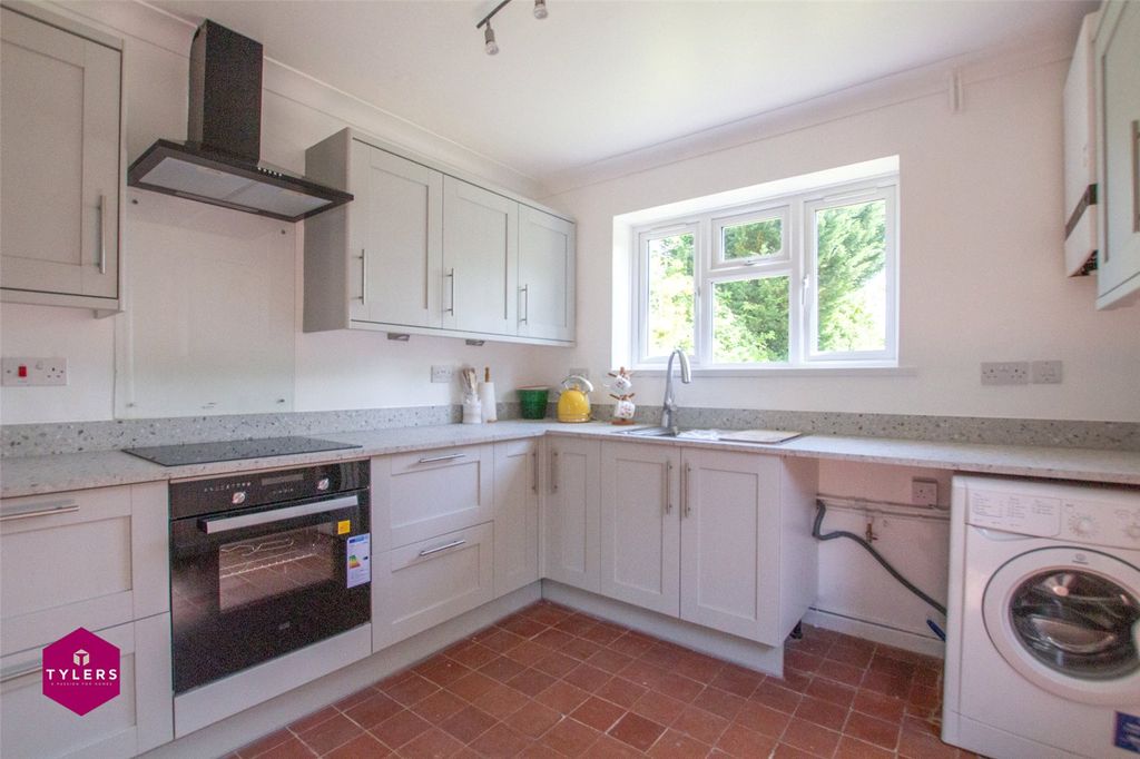 Property photo 3 of 17 Kitchen
