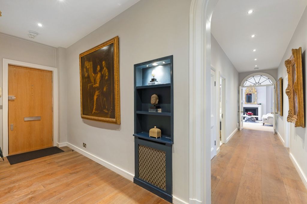 Property photo 3 of 19 Entrance Hall