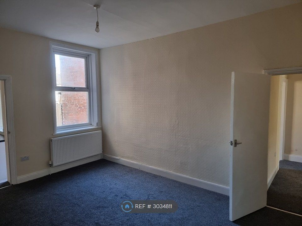 Property photo 3 of 18 Living Room