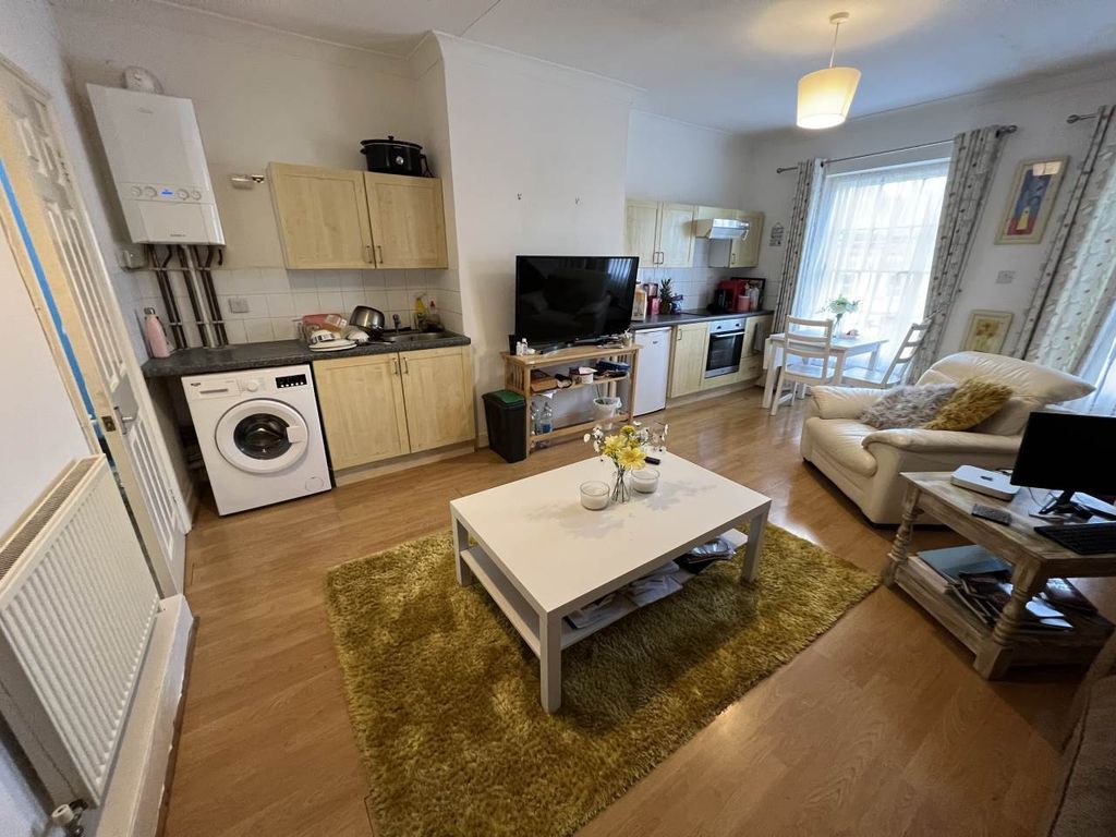Property photo 3 of 8 Kitchen Lounge