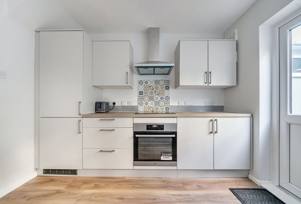 Property photo 3 of 14 1382548-8-691Da00...