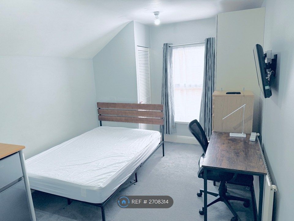 Property photo 1 of 8 Large Double Ensuite Room