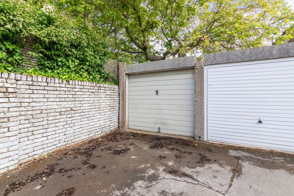 Property photo 2 of 14 Private Garage