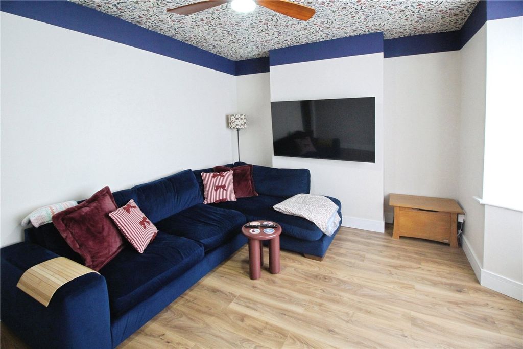 Property photo 3 of 12 Lounge