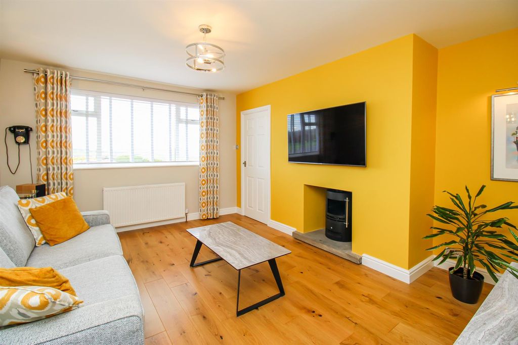 Property photo 3 of 11 Living Room