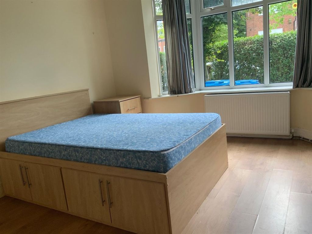 Property photo 3 of 14 A Cozy Bedroom Featuring A Comfortable Double Bed ...