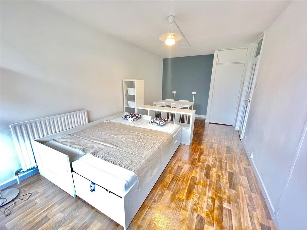 Property photo 2 of 11 Bed.Jpg