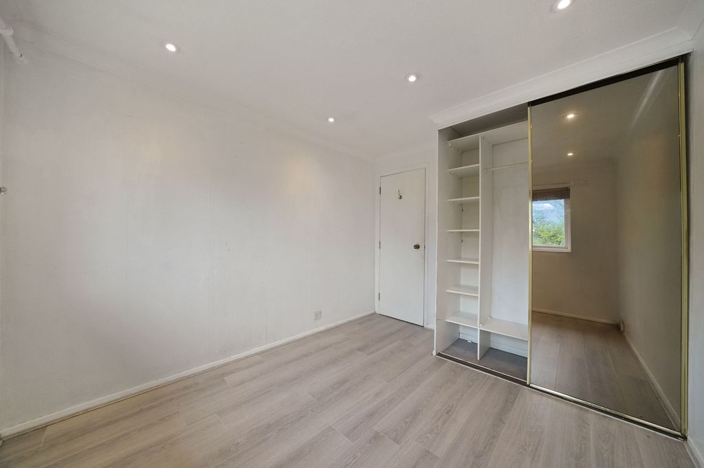 Property photo 2 of 10 30 Redgrave Close - Gdhggic3Yas6Ocqyukhb