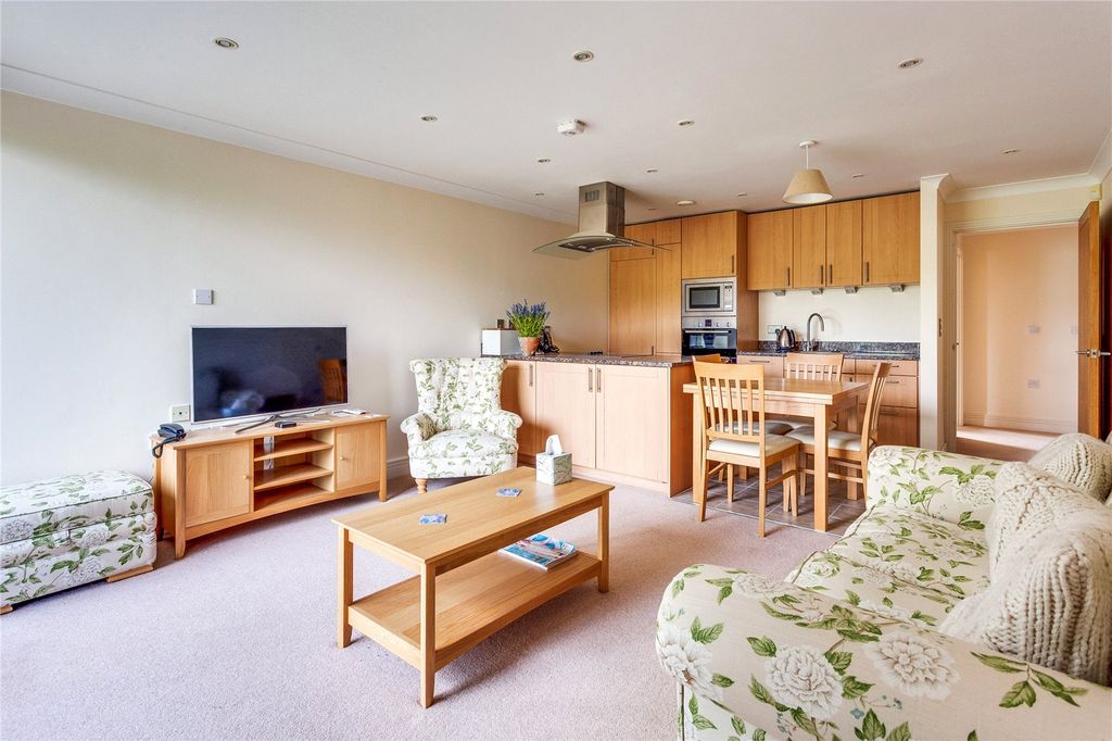 Property photo 2 of 15 Bright & Spacious